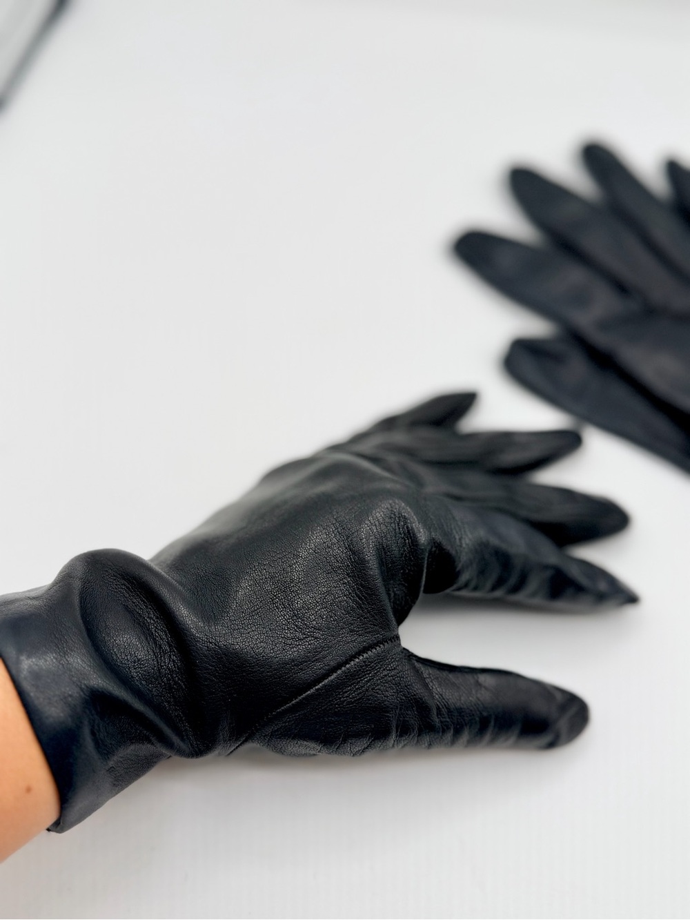 The Glove Shop Men's Leather/Cashmere Italy Wrist Gloves Black Solid Size 7 1/2